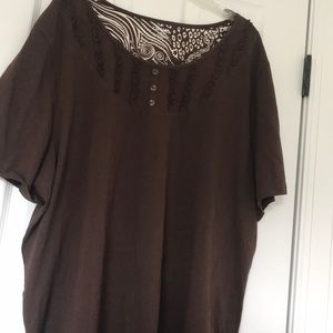 🤩Brown Tee w/ Buttons & Embroidered Scoop Neck🤩